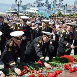 Торжественная церемония возложения гирлянды и цветов прошла у памятника боевой славы Тихоокеанского флота #21