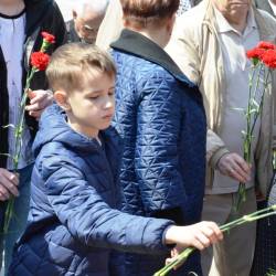 Торжественная церемония возложения гирлянды и цветов прошла у памятника боевой славы Тихоокеанского флота #25