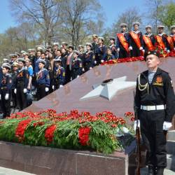 Торжественная церемония возложения гирлянды и цветов прошла у памятника боевой славы Тихоокеанского флота #27