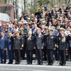 Торжественная церемония возложения гирлянды и цветов прошла у памятника боевой славы Тихоокеанского флота #28