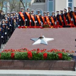 Торжественная церемония возложения гирлянды и цветов прошла у памятника боевой славы Тихоокеанского флота #30