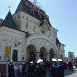 Сотни горожан вышли на перрон железнодорожного вокзала, чтобы встретить агитационный эшелон,прибывший из Москвы #1