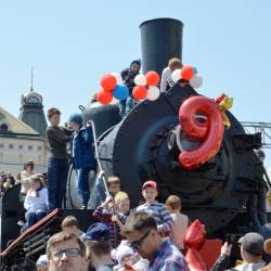 Сотни горожан вышли на перрон железнодорожного вокзала, чтобы встретить агитационный эшелон,прибывший из Москвы #2