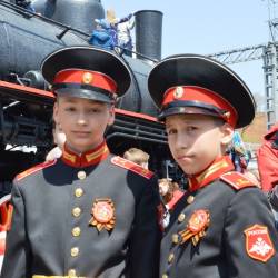 Сотни горожан вышли на перрон железнодорожного вокзала, чтобы встретить агитационный эшелон,прибывший из Москвы #3