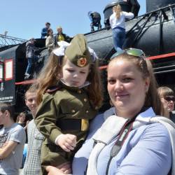 Сотни горожан вышли на перрон железнодорожного вокзала, чтобы встретить агитационный эшелон,прибывший из Москвы #4