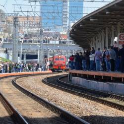 Сотни горожан вышли на перрон железнодорожного вокзала, чтобы встретить агитационный эшелон,прибывший из Москвы #6
