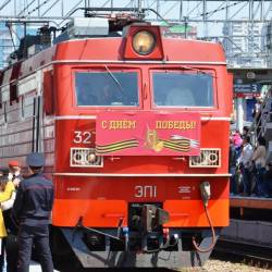 Сотни горожан вышли на перрон железнодорожного вокзала, чтобы встретить агитационный эшелон,прибывший из Москвы #8