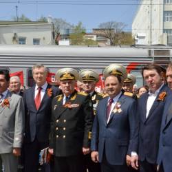 Сотни горожан вышли на перрон железнодорожного вокзала, чтобы встретить агитационный эшелон,прибывший из Москвы #9