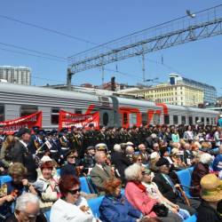 Сотни горожан вышли на перрон железнодорожного вокзала, чтобы встретить агитационный эшелон,прибывший из Москвы #11