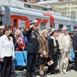 Сотни горожан вышли на перрон железнодорожного вокзала, чтобы встретить агитационный эшелон,прибывший из Москвы #15