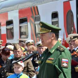 Сотни горожан вышли на перрон железнодорожного вокзала, чтобы встретить агитационный эшелон,прибывший из Москвы #23