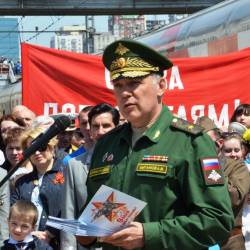 Сотни горожан вышли на перрон железнодорожного вокзала, чтобы встретить агитационный эшелон,прибывший из Москвы #24