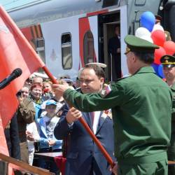 Сотни горожан вышли на перрон железнодорожного вокзала, чтобы встретить агитационный эшелон,прибывший из Москвы #26