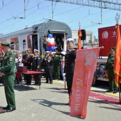 Сотни горожан вышли на перрон железнодорожного вокзала, чтобы встретить агитационный эшелон,прибывший из Москвы #27