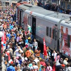 Сотни горожан вышли на перрон железнодорожного вокзала, чтобы встретить агитационный эшелон,прибывший из Москвы #28