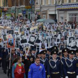Шествие горожан с портретами погибших воинов в руках стало традицией в столице Приморья #14