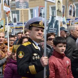 Шествие горожан с портретами погибших воинов в руках стало традицией в столице Приморья #31