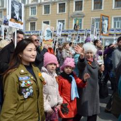 Шествие горожан с портретами погибших воинов в руках стало традицией в столице Приморья #38