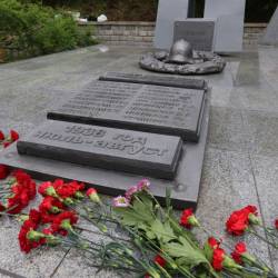 Здесь расположена братская могила командира Красной армии Миронова и красноармейцев #11