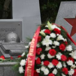 Здесь расположена братская могила командира Красной армии Миронова и красноармейцев #24