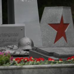 Здесь расположена братская могила командира Красной армии Миронова и красноармейцев #25