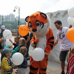 На набережной спортивной гавани горожане и гости Владивостока начали празднование «Дня Тигра» со дня рождения тигрят Амурчика и Тайги #2