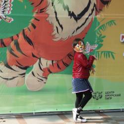 На набережной спортивной гавани горожане и гости Владивостока начали празднование «Дня Тигра» со дня рождения тигрят Амурчика и Тайги #6