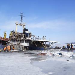 Спасатели откачивали воду из затопленных трюмов судна #10
