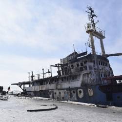 Спасатели откачивали воду из затопленных трюмов судна #17