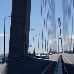 Мостостроители гордо прошагали по мосту в честь его пятилетия #1