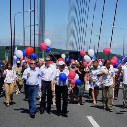 Мостостроители гордо прошагали по мосту в честь его пятилетия #2