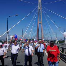 Мостостроители гордо прошагали по мосту в честь его пятилетия #7