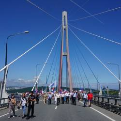 Мостостроители гордо прошагали по мосту в честь его пятилетия #8