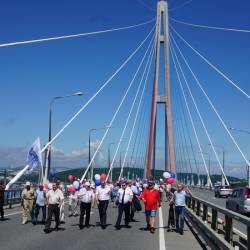 Мостостроители гордо прошагали по мосту в честь его пятилетия #12
