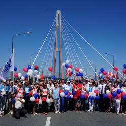 Мостостроители гордо прошагали по мосту в честь его пятилетия #13