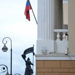 Корреспондент РИА VladNews проверил состояние флагов в приморской столице #18