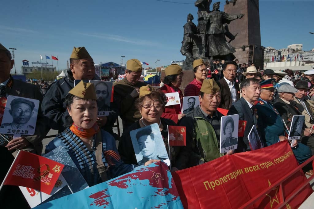 Китайские туристы участвовали в шествии Бессмертного полка
