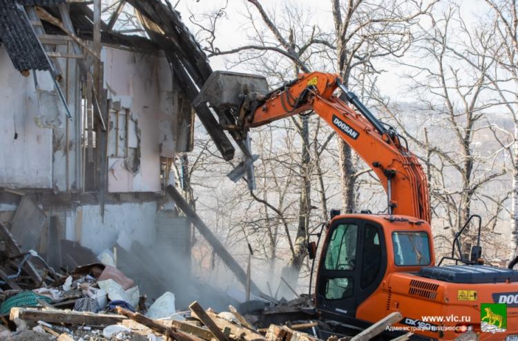 Семь аварийных бараков снесли во Владивостоке