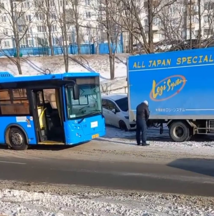 Во Владивостоке водитель маршрутного автобуса помочился прямо на дороге