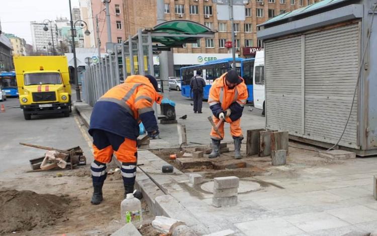 В центре Владивостока ремонтируют пешеходные зоны