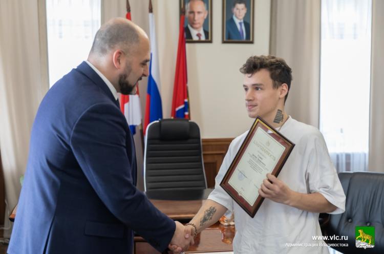 Глава Владивостока наградил студентов, спасших детей на озере Мингородка