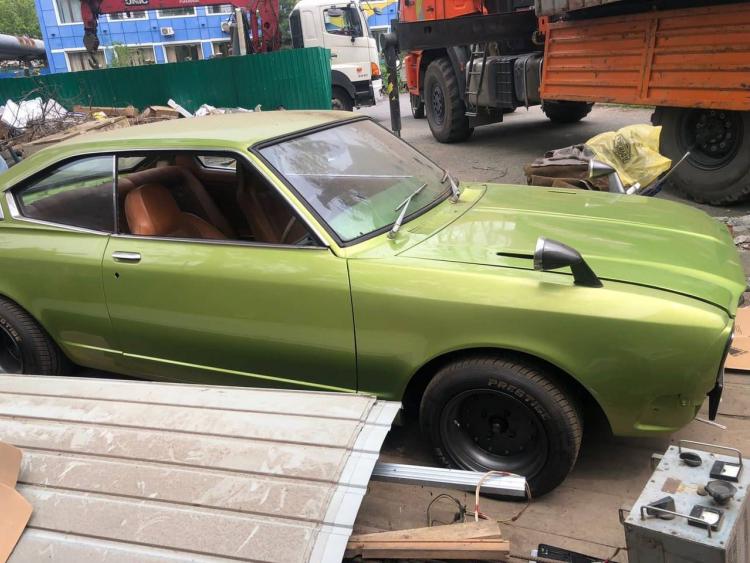 Ретро-автомобиль обнаружили во Владивостоке при сносе гаража