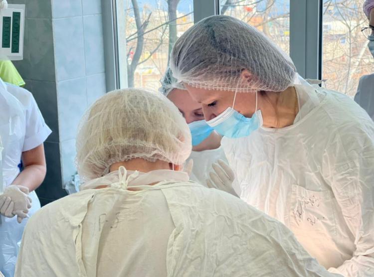 Сложную операцию по кесареву сечению провели во Владивостоке