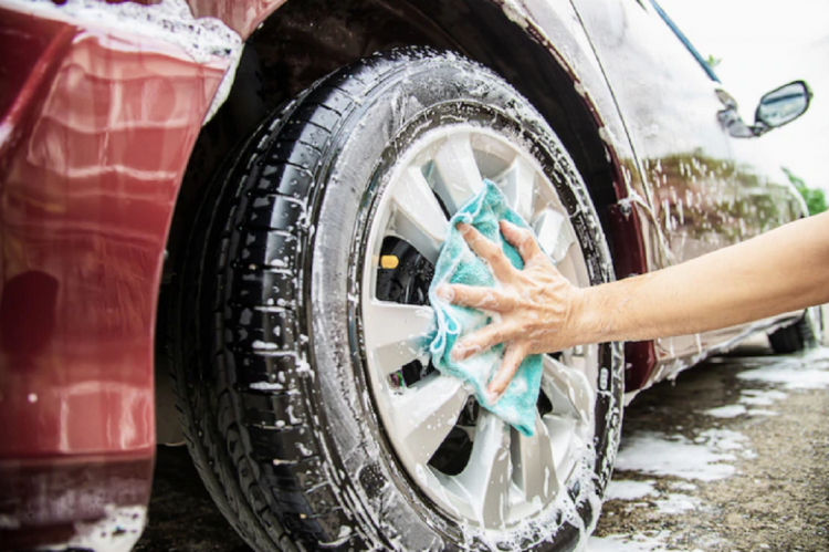 Юрист: за мытье машины во дворе дома могут оштрафовать на 3-4,5 тысячи руб.