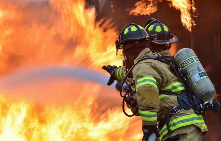 Огненное шоу ликвидировала пожарная бригада в одном из гаражей Владивостока