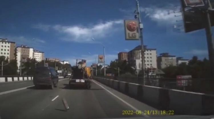 Во Владивостоке вылетевший кусок бруса из автовышки повредил бампер авто