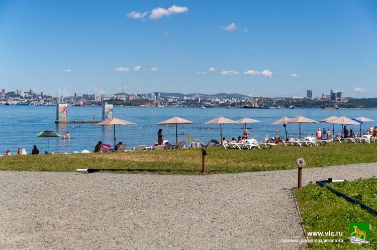 Первый городской пляж продолжают благоустраивать во Владивостоке
