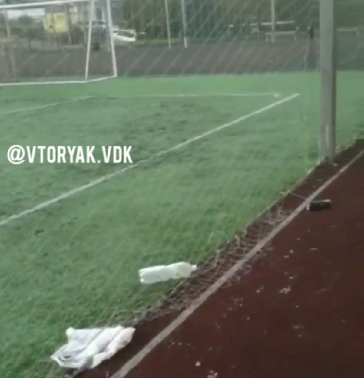 Популярный стадион Владивостока погряз в мусоре
