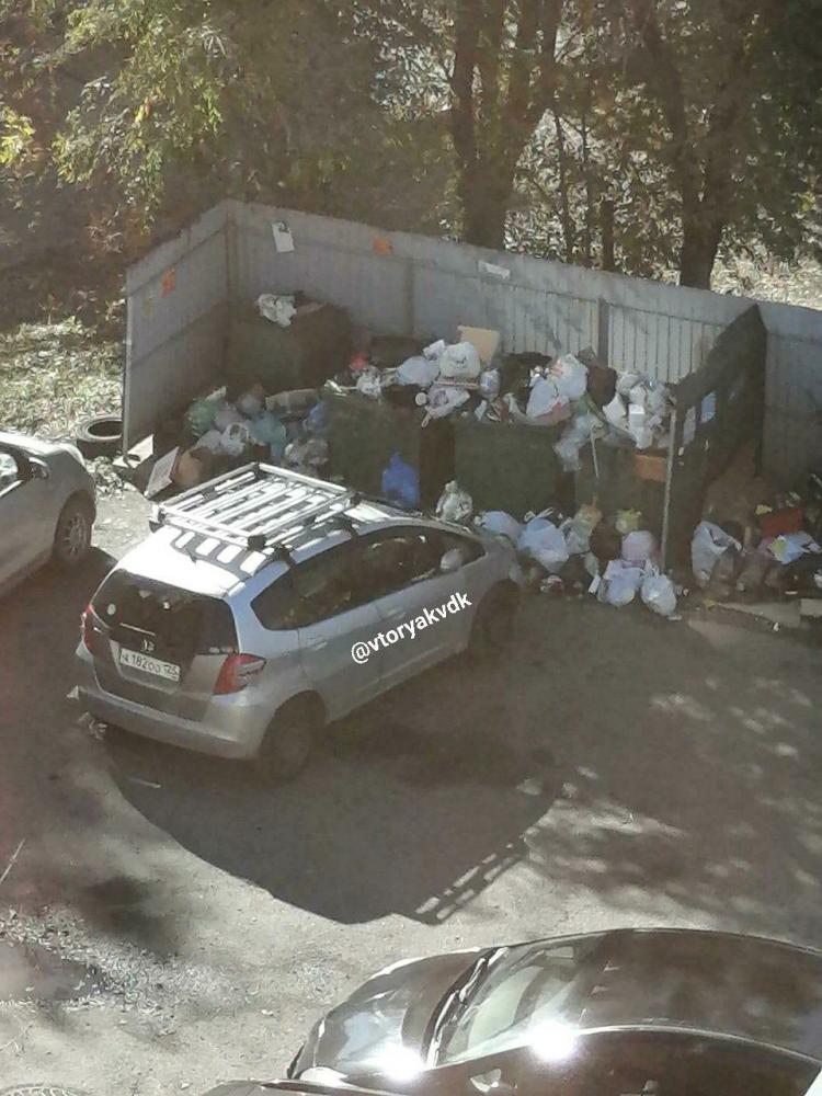 Иномарка перегородила дорогу к мусорным контейнерам во Владивостоке
