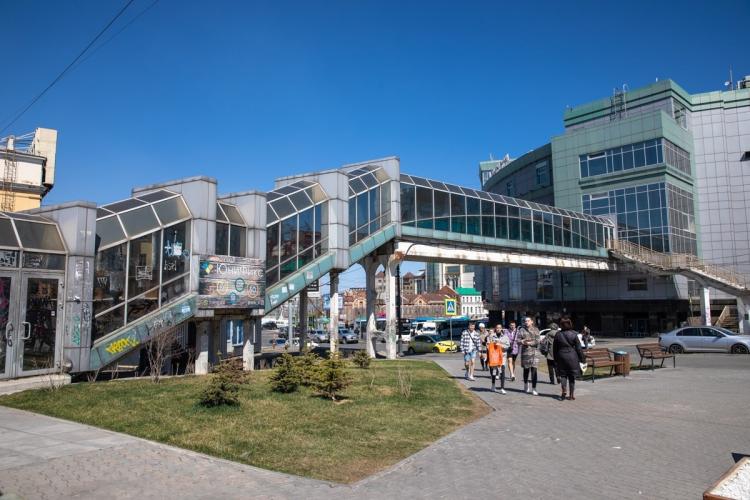 Надземный переход к «Клеверу» во Владивостоке снесут до конца года